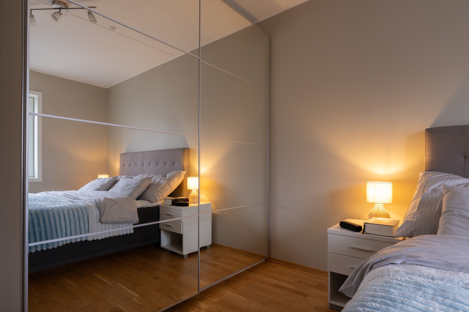 Romslig skyvedørsgarderobe gir godt med plass for klærne dine og medfølger selvsagt. Galleribilde