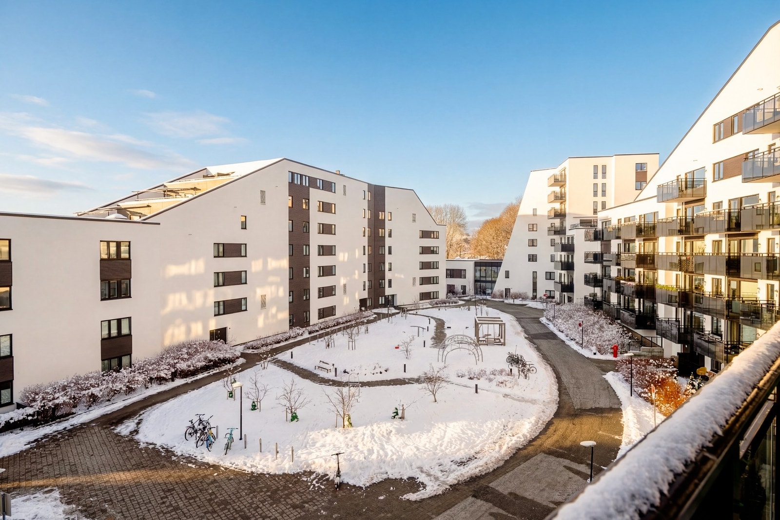 Luftig og fin beliggenhet vend mot fellesområder, uten nabobygg for tett inn. Barnehagen ses mellom de to store blokkene. Bildet er delvis AI-redigert. Utsikt og solforhold er representative, med mindre avvik. Galleribilde
