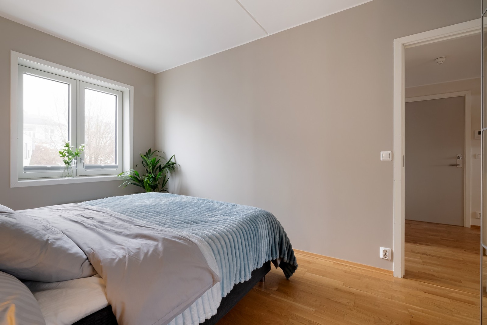 Alle rom utenom inneboden er nymalt (barnerom er malt tidligere) og har parkett på gulv. Galleribilde