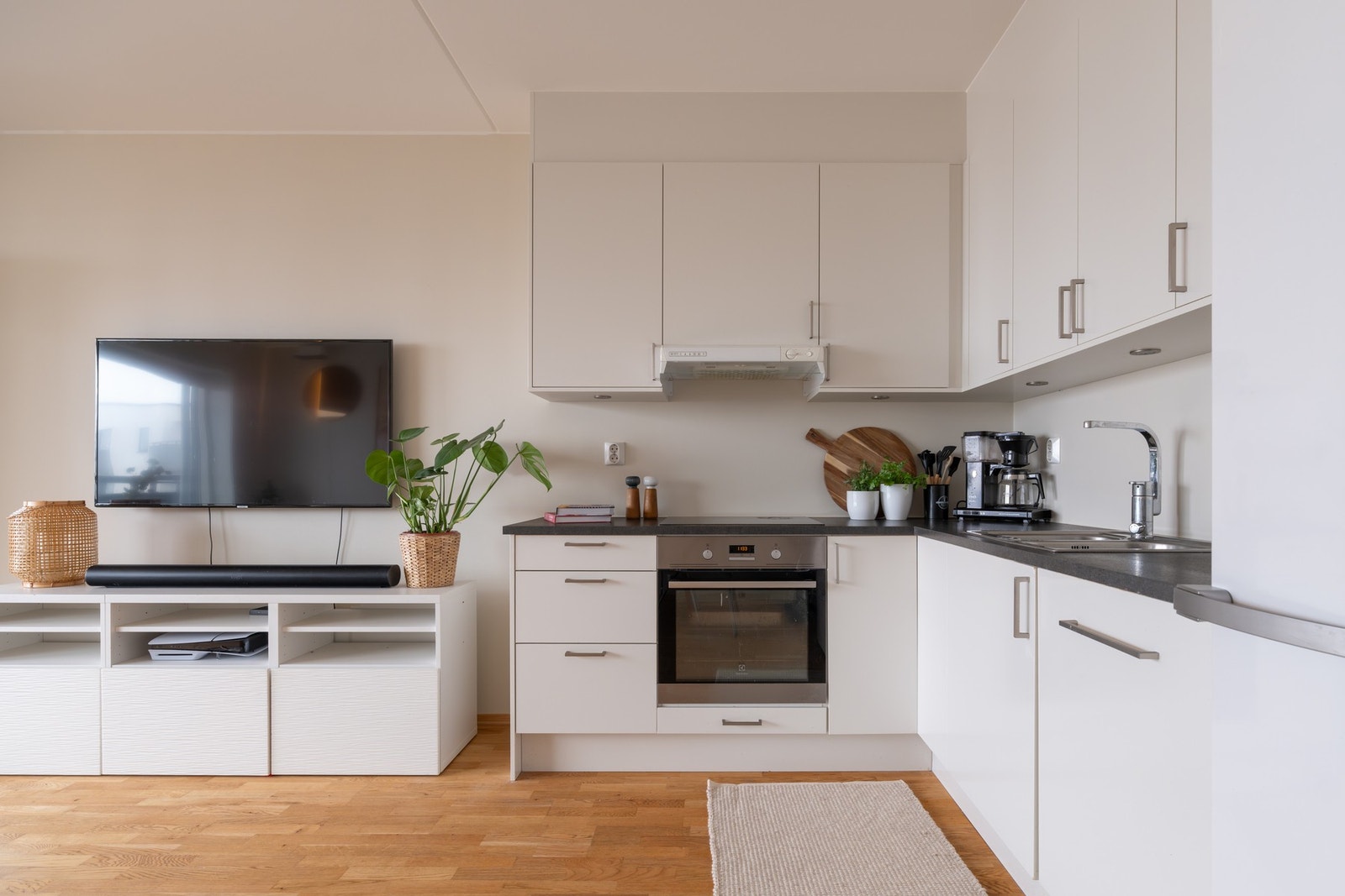 Lys glatt innredning med laminat benkeplate og oppvaskkum av rustfritt stål. Galleribilde