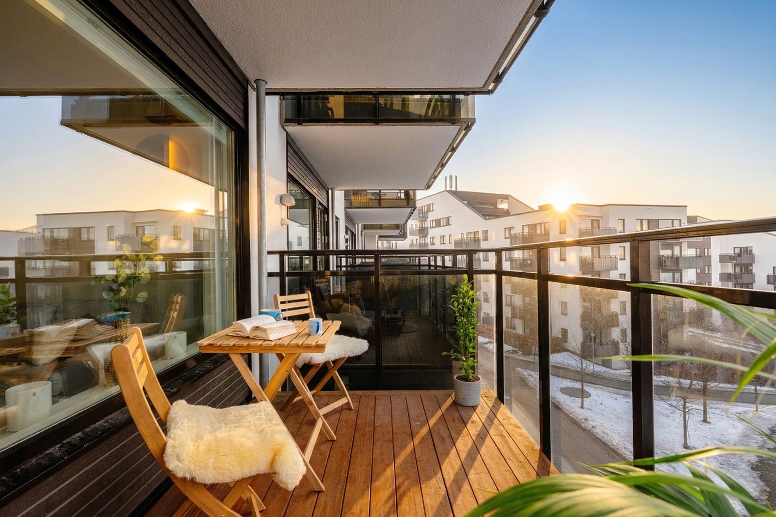 Her er det god plass til loungemøblement, beplantning og grill.
Bildet er delvis AI-redigert. Utsikt og solforhold er representative, med mindre avvik. Galleribilde