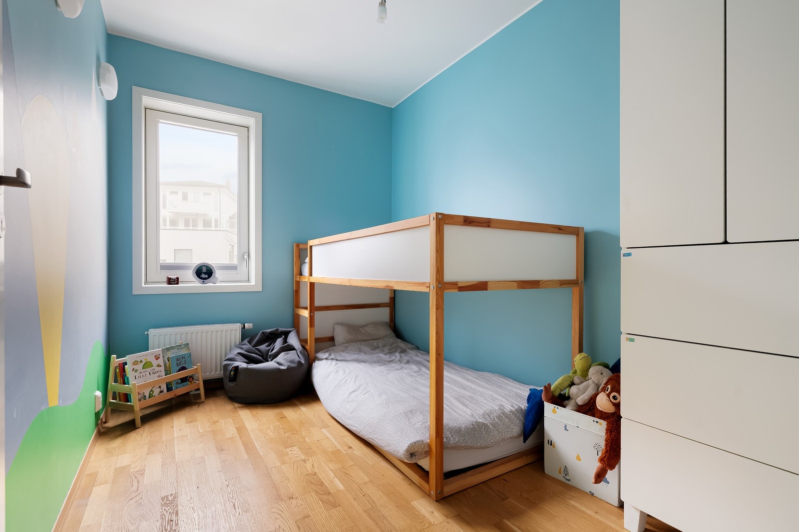 Soverom to byr også på fin plass for seng og oppbevaringsmøblement. Galleribilde