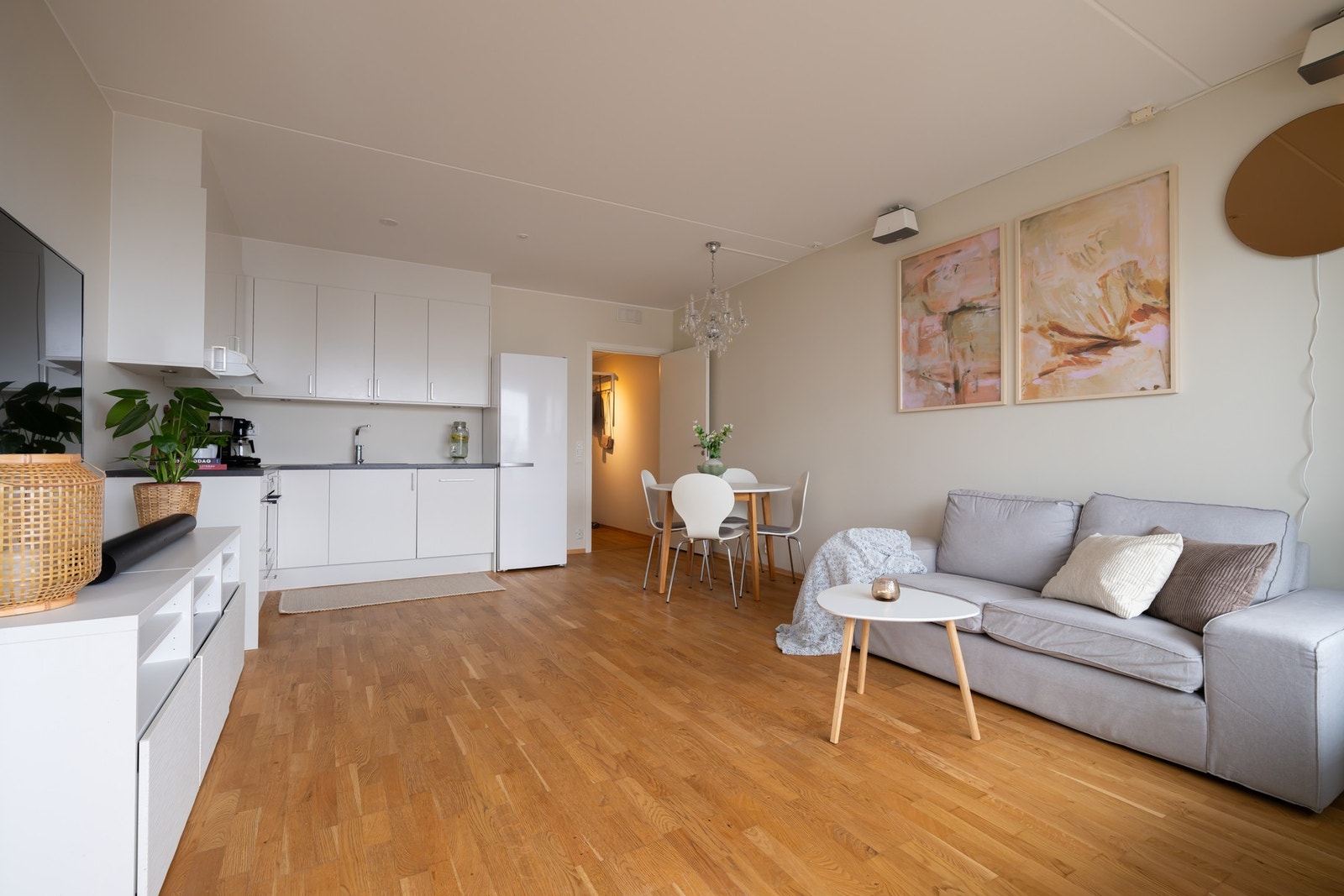 Boligens kjøkken er i en åpen løsning til stuen og gir med det et sosialt allrom. Galleribilde
