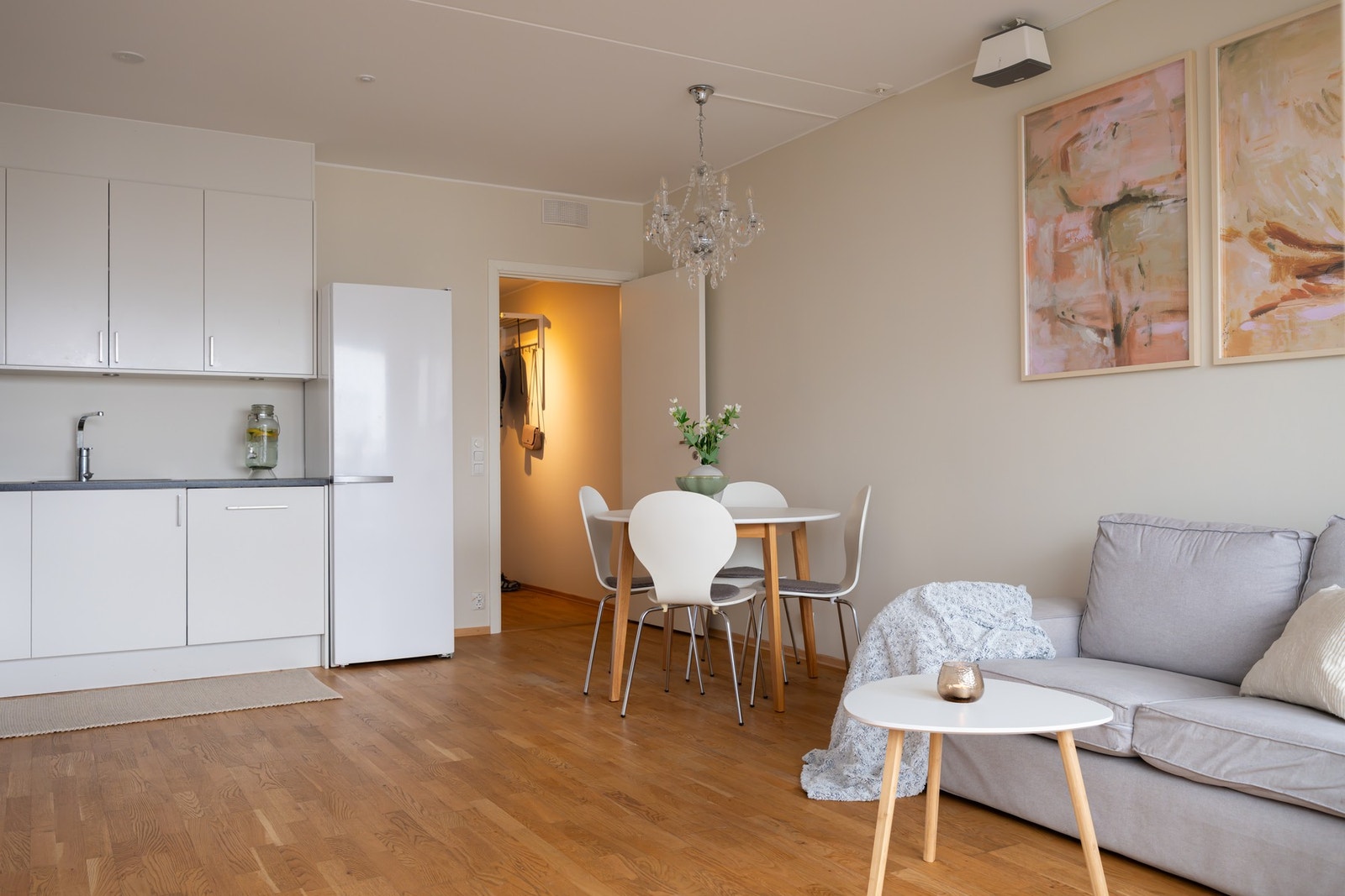 Mellom stue og kjøkken er det fin plass for spisebord. Galleribilde