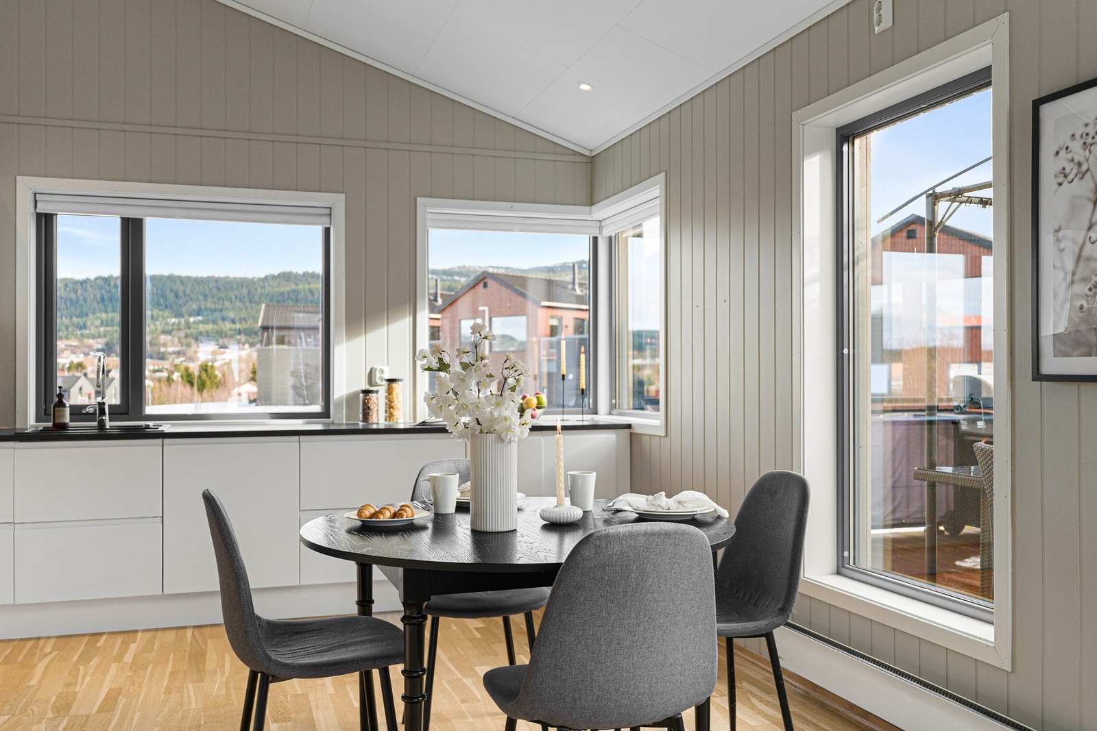 Boligen ligger meget fint til med nærhet til mark og grøntområder, i et populært boligområde med rolige og trygge oppvekstvilkår for barn og unge. Galleribilde