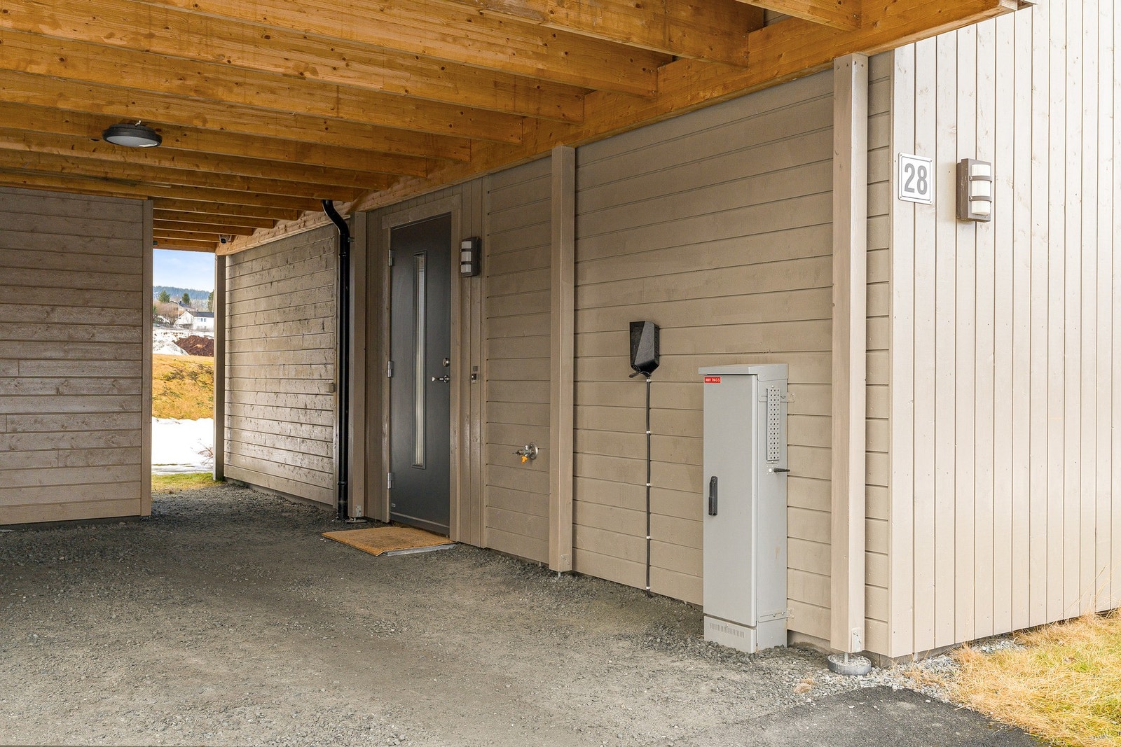 Tilhørende carport med gode muligheter for el-bil lading. Vannuttak for hageslange Galleribilde