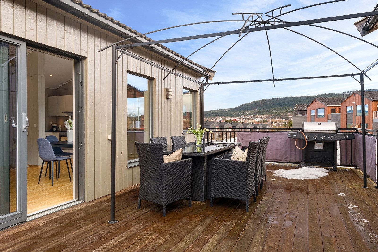 Skyvedør med adkomst til stue- og kjøkkenareal i 2. etasje. Galleribilde