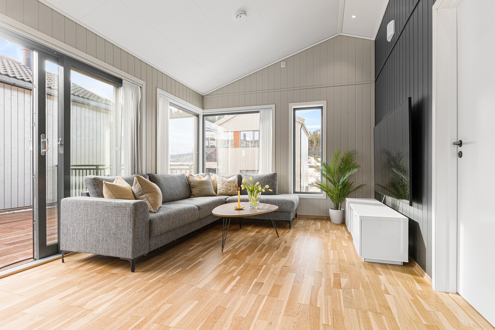 Stuen har store vindusflater som slipper inn rikelig med dagslys Galleribilde