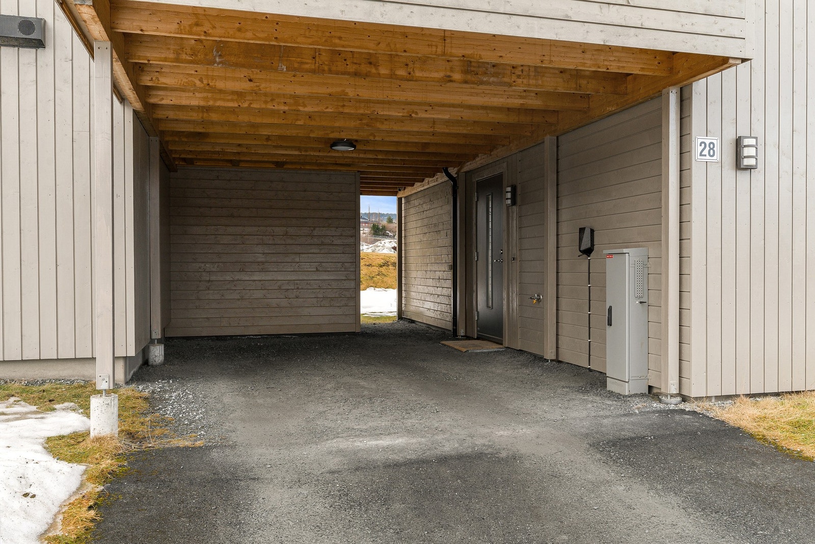 Romslig carport med god takhøyde Galleribilde