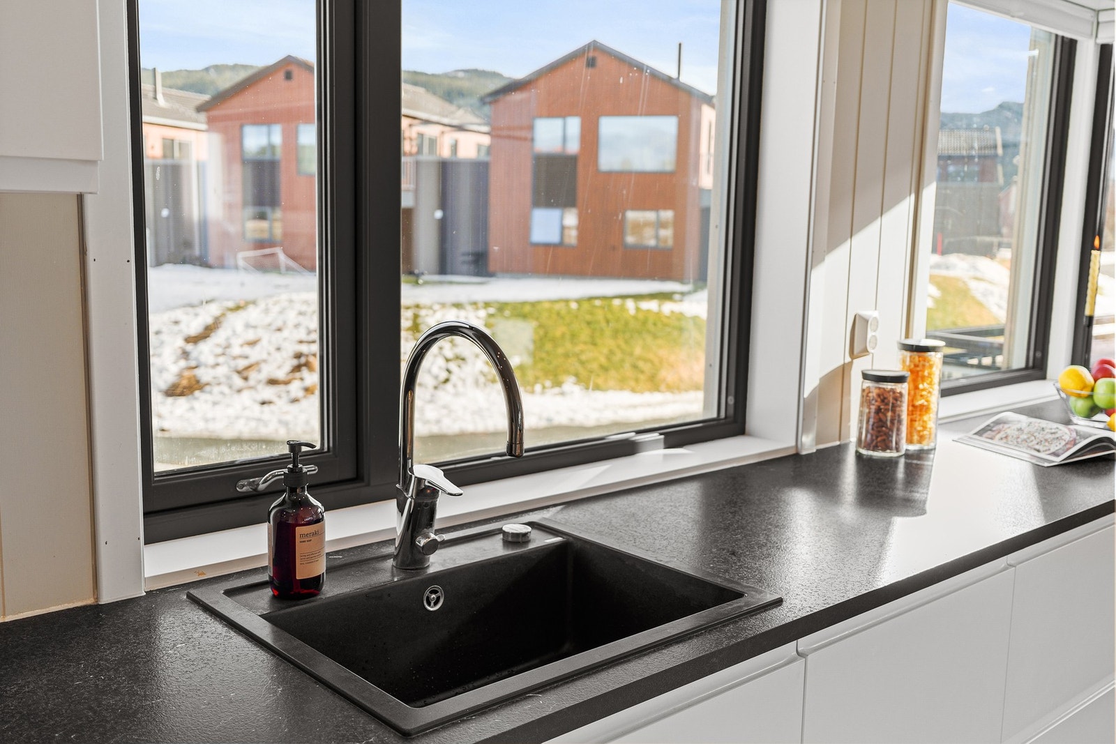 Kjøkkenet er integrert med platetopp, stekeovn, kjøleskap og oppvaskmaskin Galleribilde