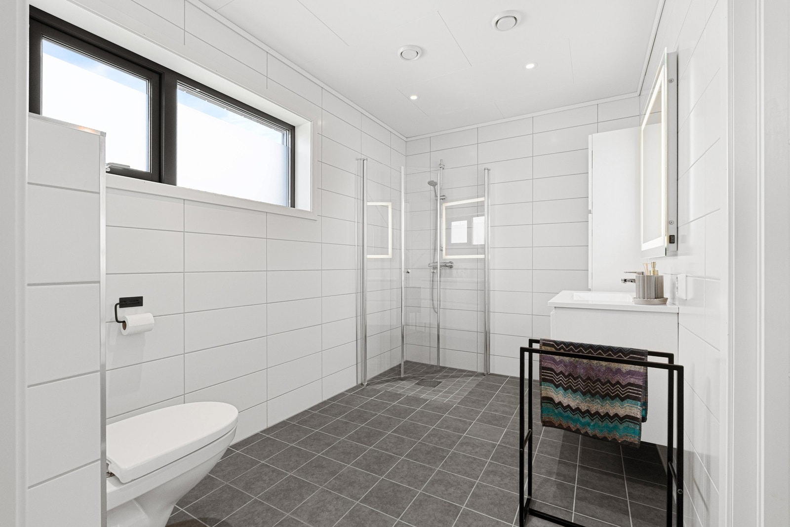 Moderne og flisbelagt baderom på 6,6m² Galleribilde