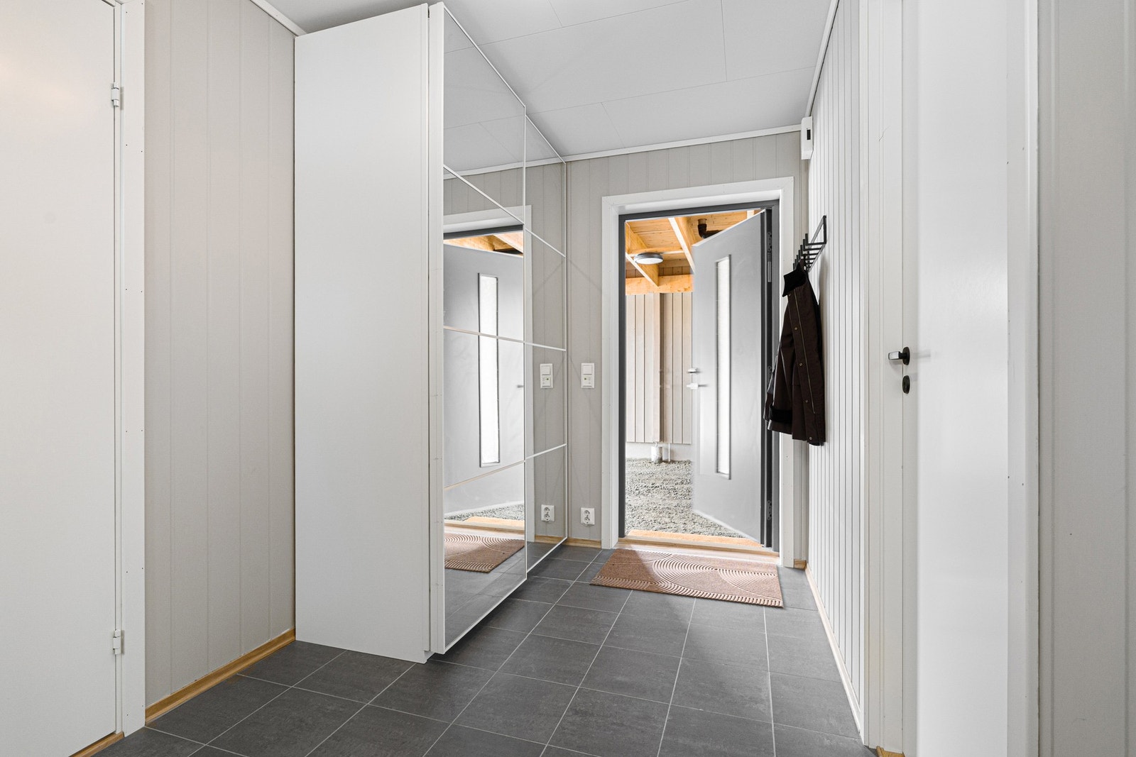 Praktisk skyvedørsgarderobe med speil ved inngangsdøren Galleribilde