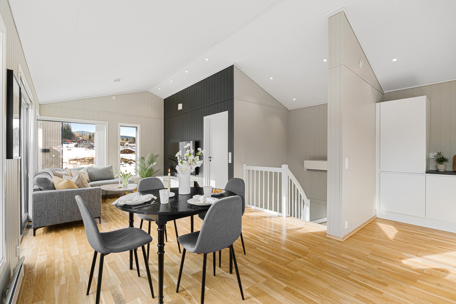 Velkommen inn til en innbydende lys stue med god takhøyde og spotter i tak Galleribilde