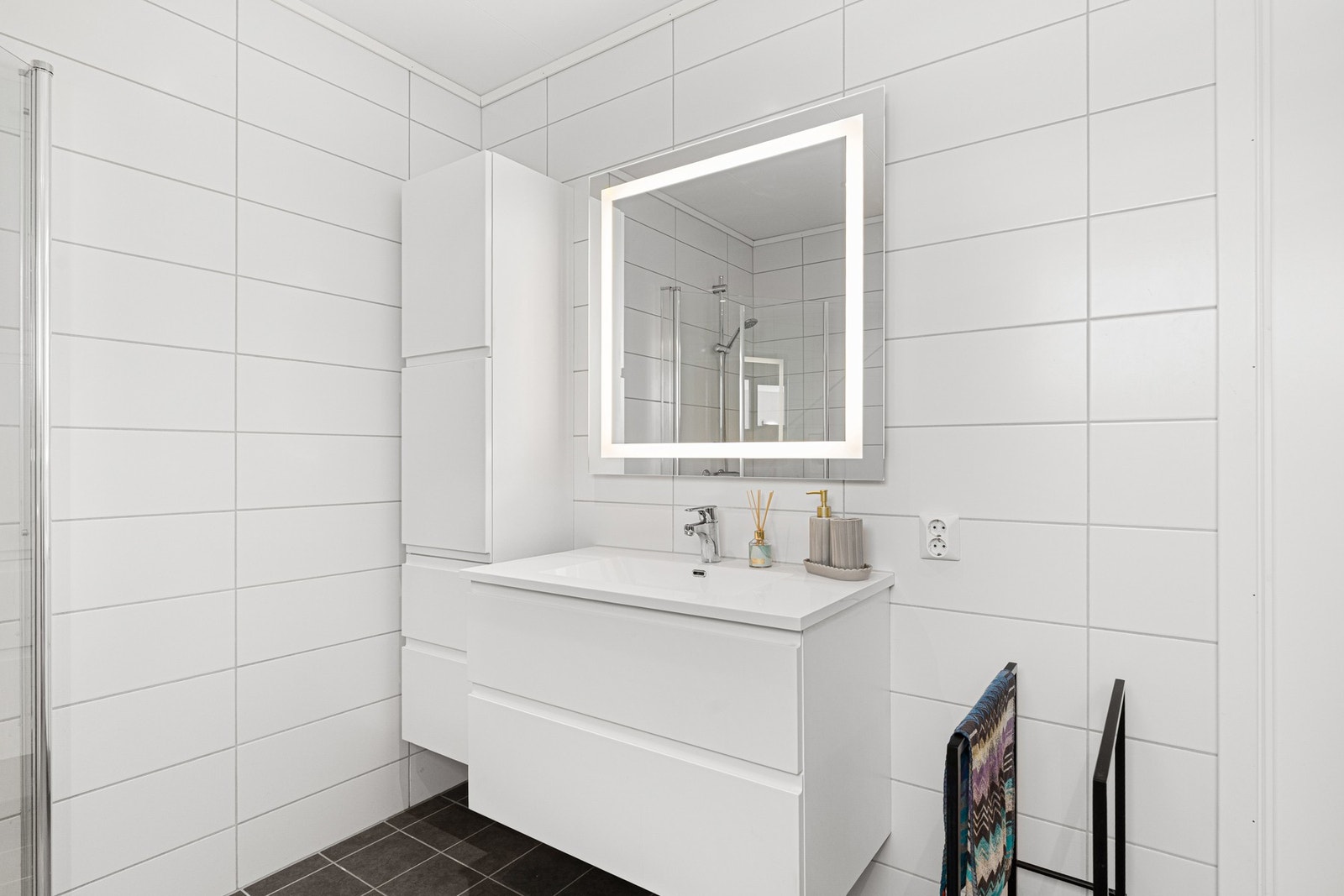 Baderomsinnredning med servant med underskap, veggskap og speil Galleribilde