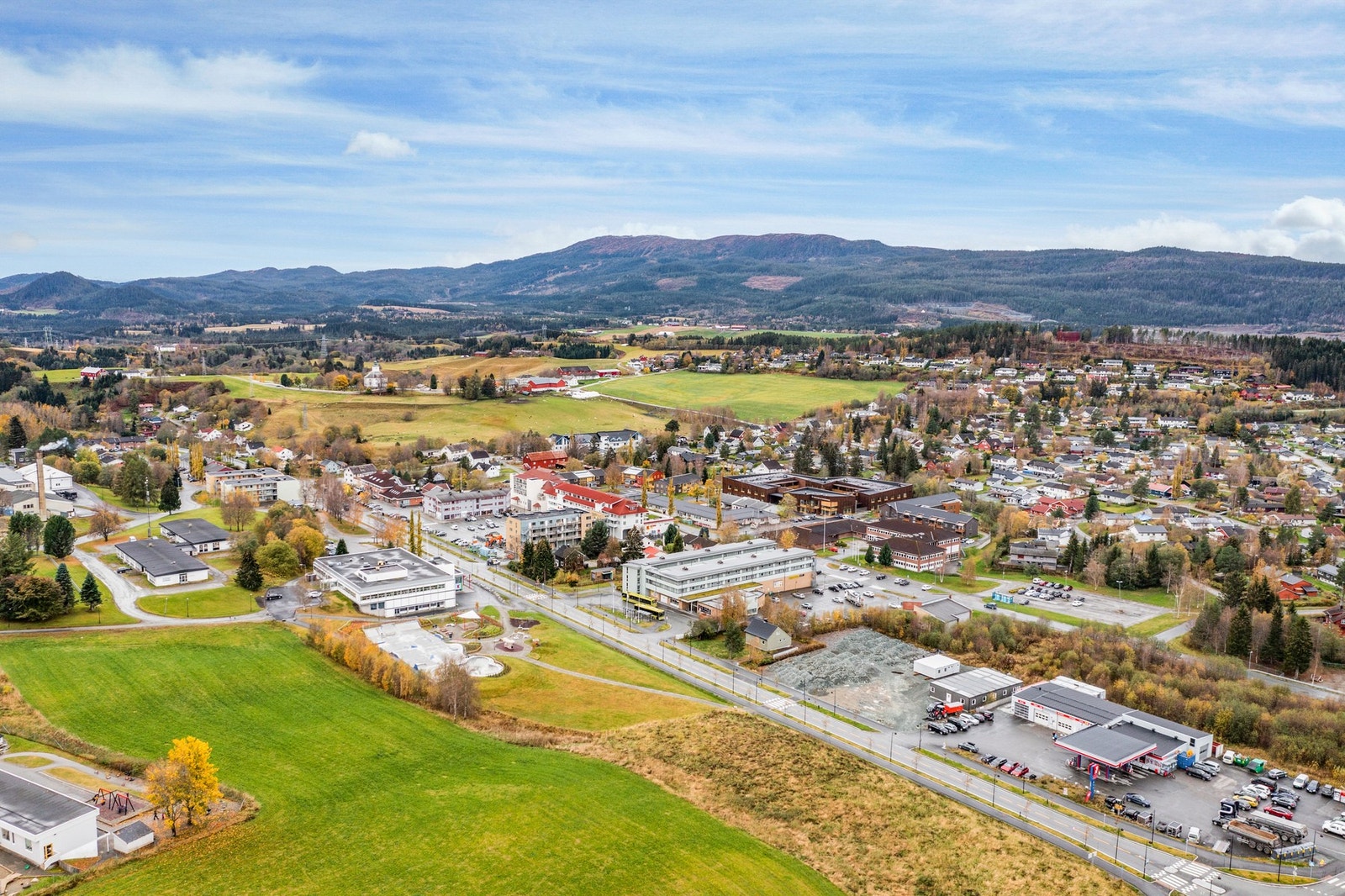 Fra Klæbu sentrum er det ca 10 minutter med bil til Heimdal og Tiller-området, og 25 minutter til Trondheim sentrum. Galleribilde