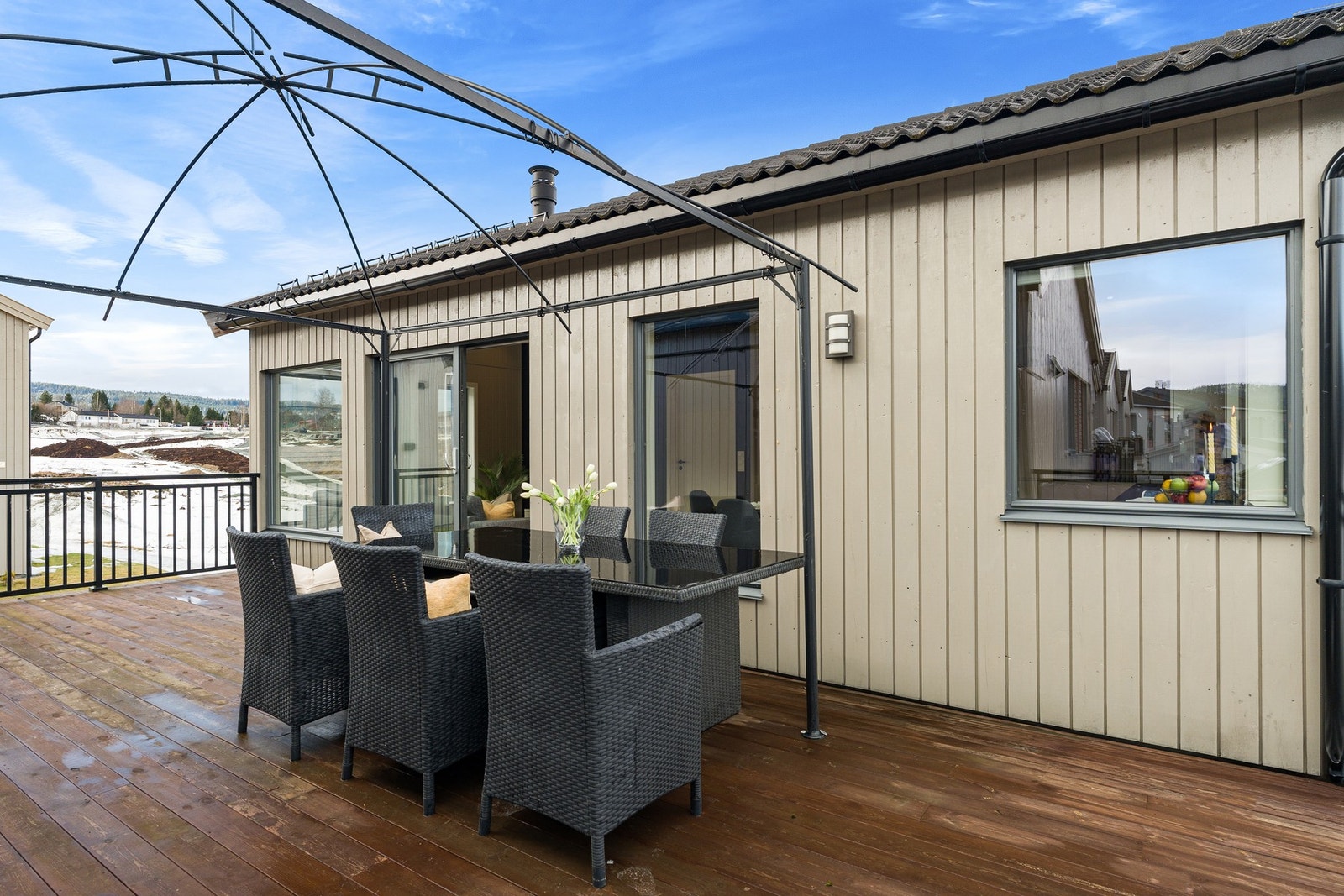 Stor terrasse på hele 35,2m², rikelig med plass til utemøblement Galleribilde