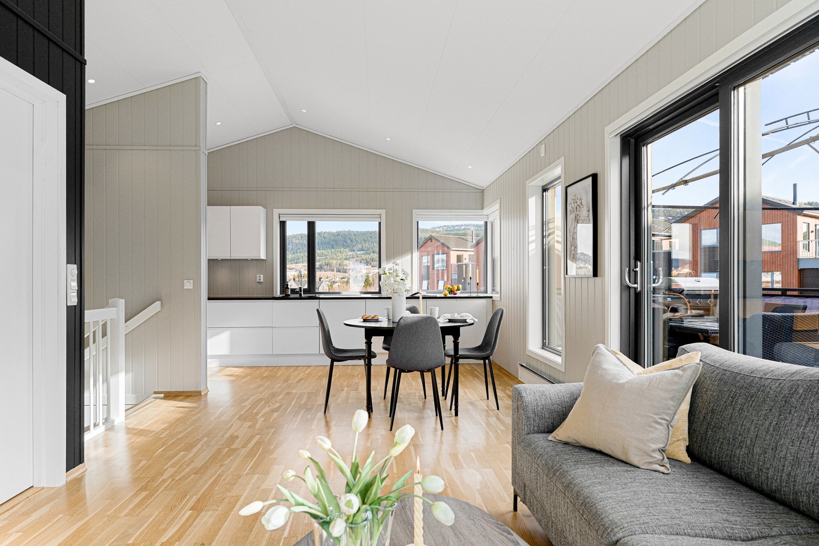 2. etasje består av stue/kjøkken og ett soverom. Galleribilde