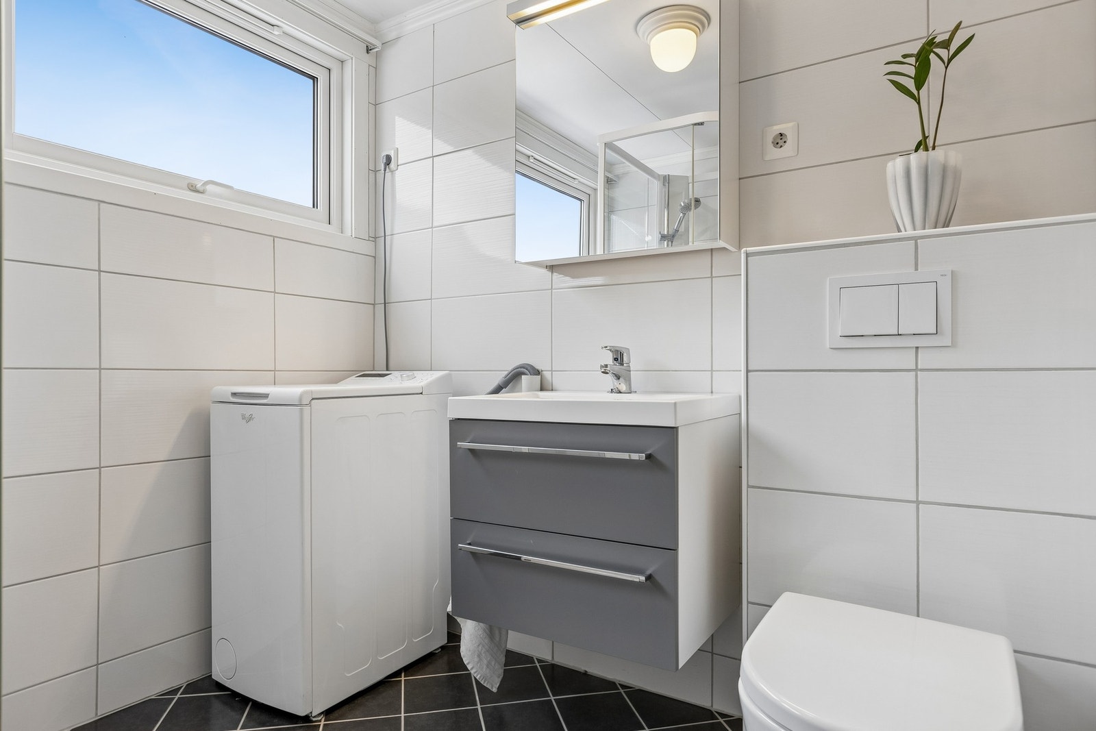 Det er utført overflatesøk med fuktindikator, uten at det er registrert tegn til fuktskader. Galleribilde