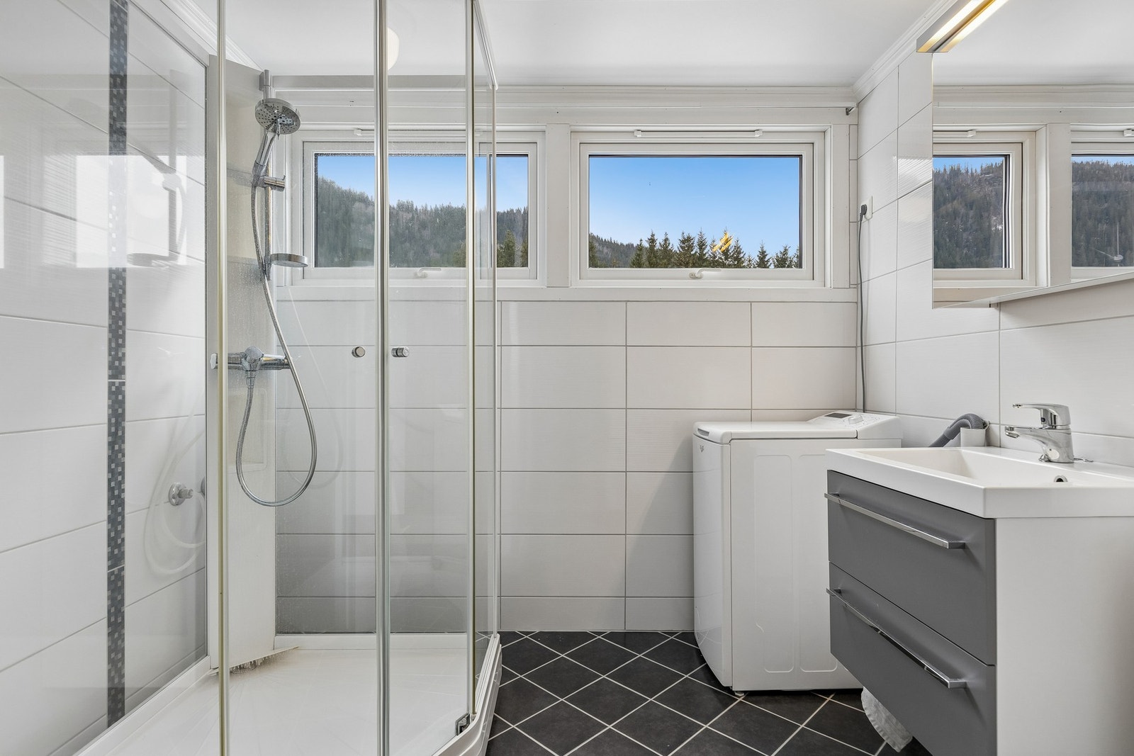 Flott flislagt bad fra 2015 med gulvvarme. Galleribilde