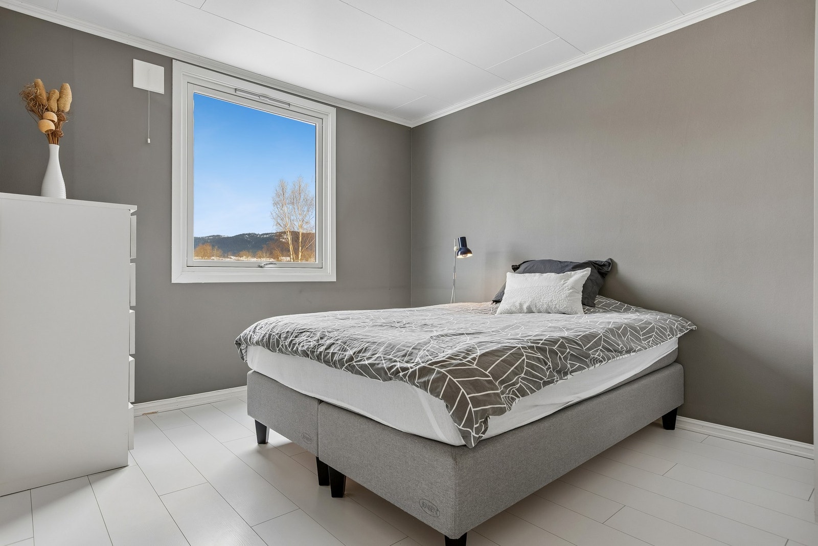 Romslig soverom på 13 kvm med god plass til seng og oppbevaring. Galleribilde