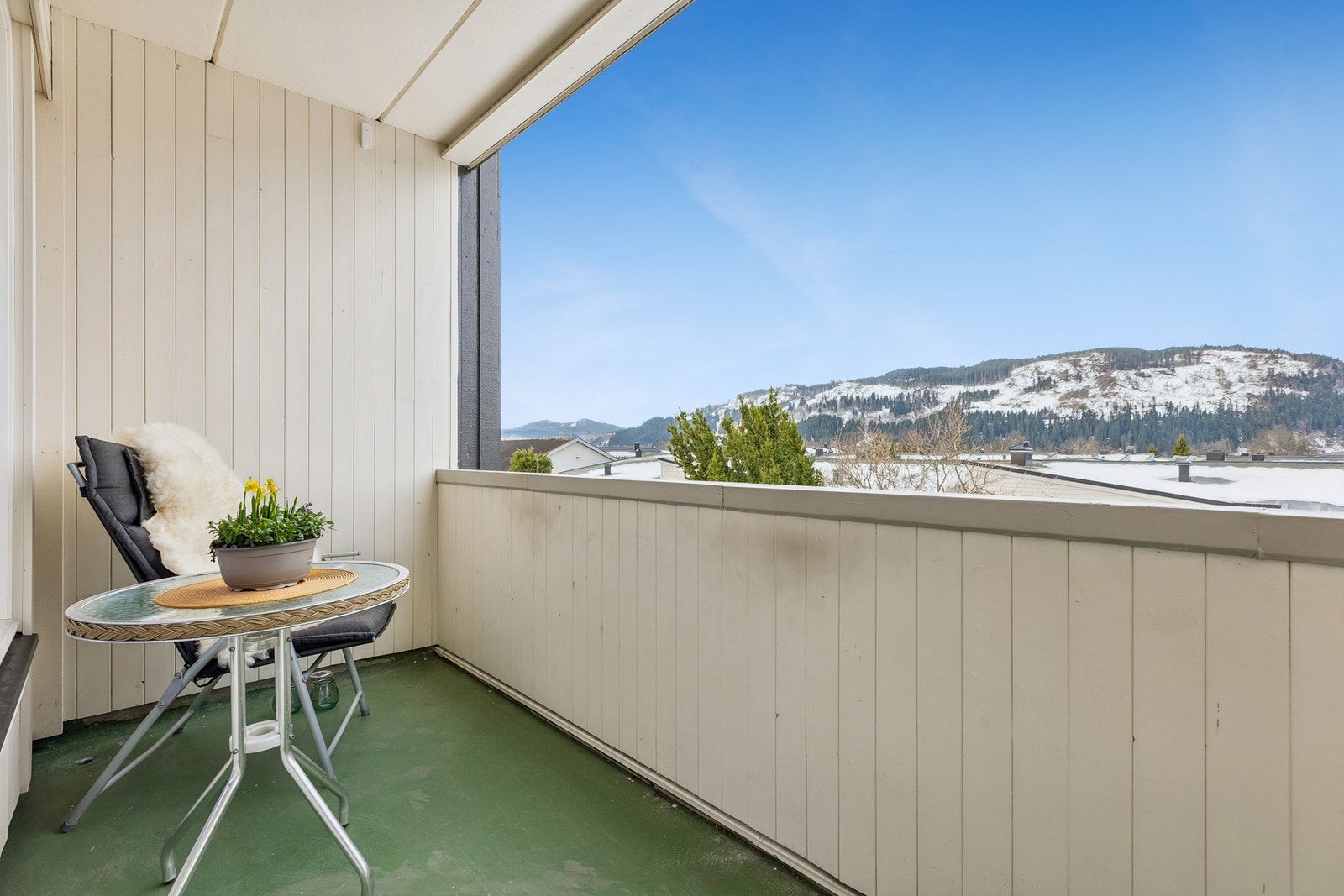 Leiligheten har en solrik balkong på 5 kvm med flott utsikt og gode solforhold mot sør og vest. Galleribilde