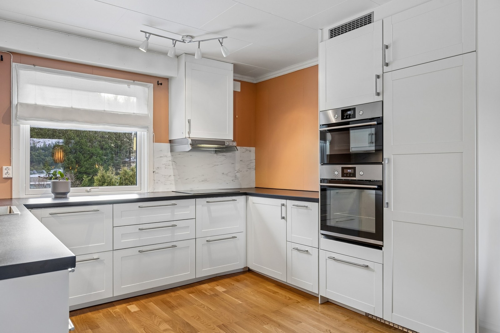 Kjøkkenet har integrert stekeovn, platetopp, oppvaskmaskin, mikrobølgeovn og kjøleskap. Galleribilde