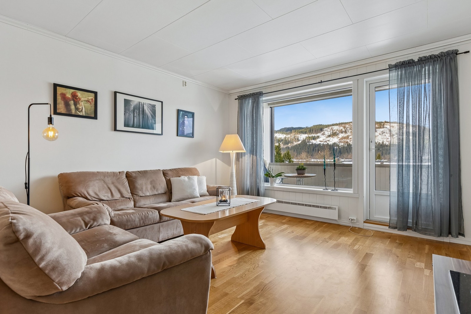 Lys og luftig stue med store vindusflater som slipper inn rikelig med dagslys. Galleribilde