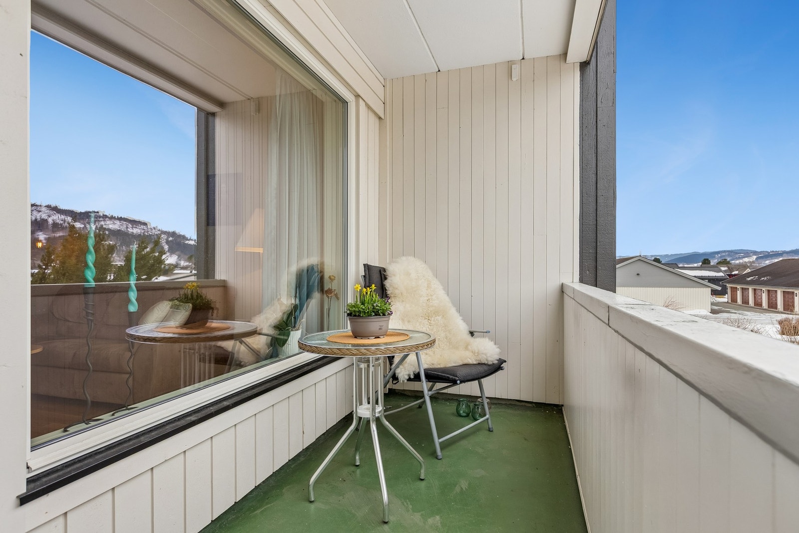 Stuen åpner seg mot en solrik balkong, vendt mot sør og vest, med flotte solforhold. Galleribilde