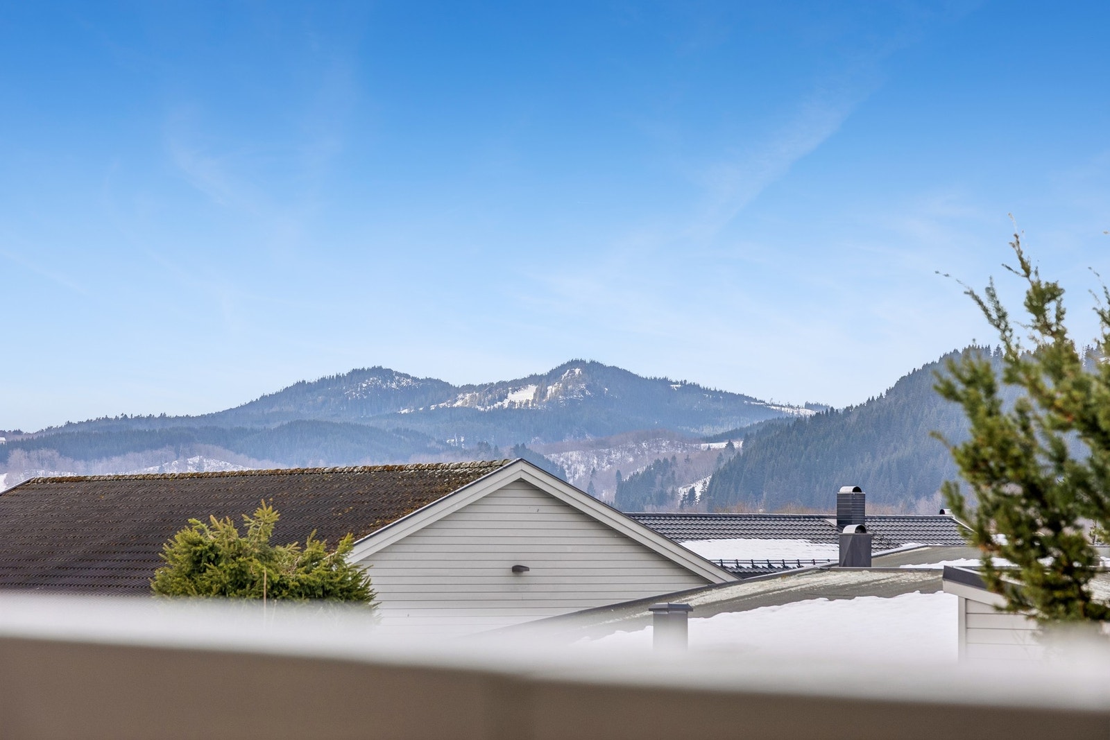 Fra stuen og balkongen kan du nyte flotte utsiktsforhold og godt med lys. Galleribilde
