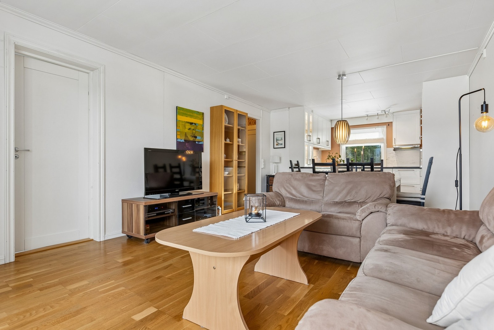 Lys og åpen stue- og kjøkkenløsning på 32 kvm med god plass til både spise- og sittegruppe. Galleribilde