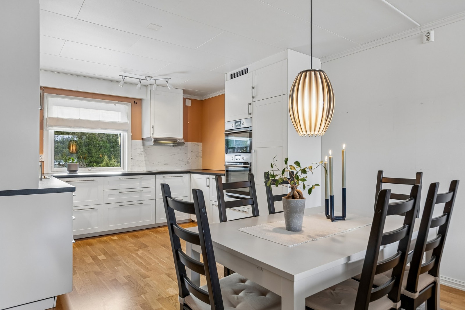 Flott og tidsriktig kjøkken fra 2015, vurdert til TG1 av takstmann. Galleribilde