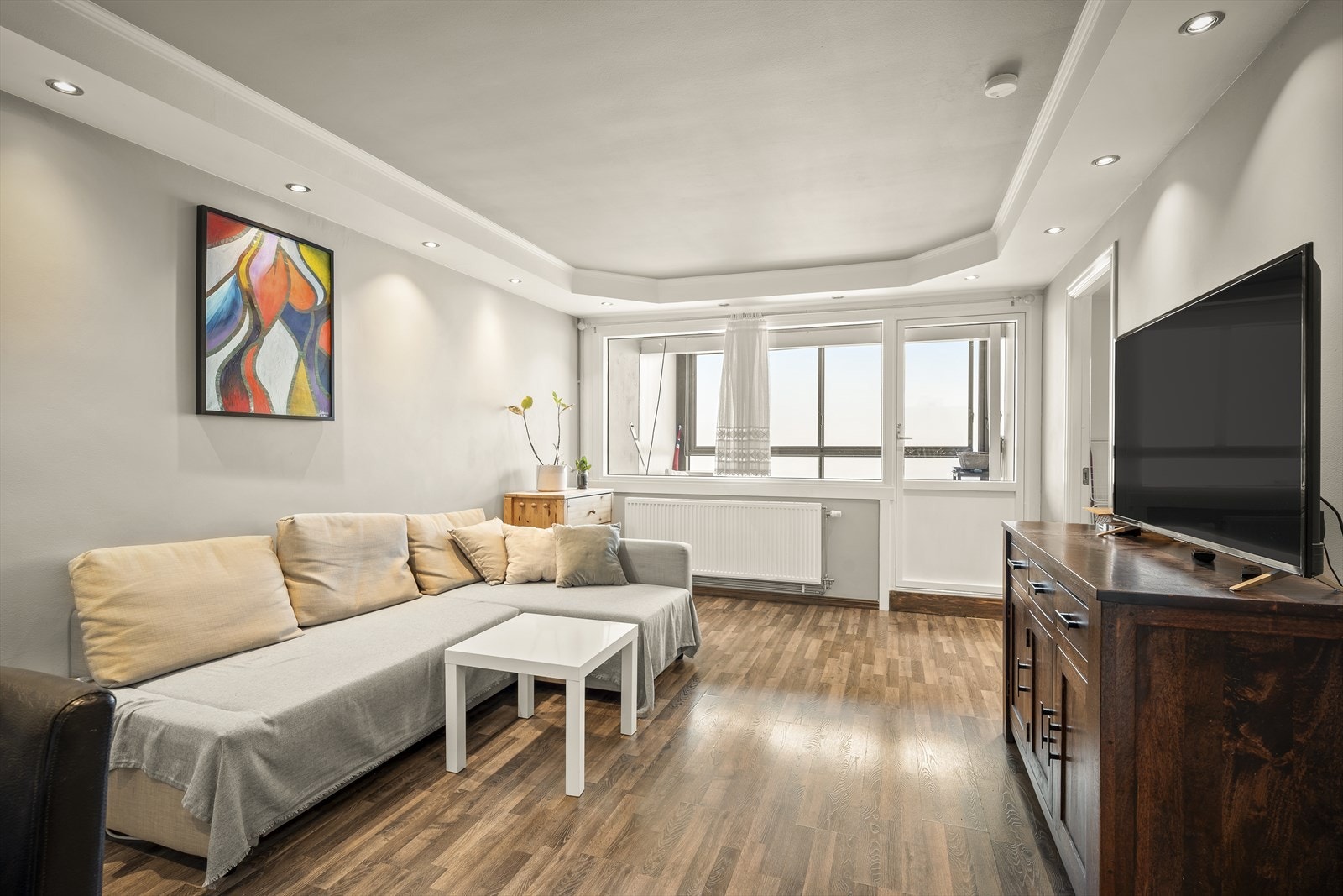 Lys og luftig åpen løsning som binder kjøkken og stue sammen. Galleribilde