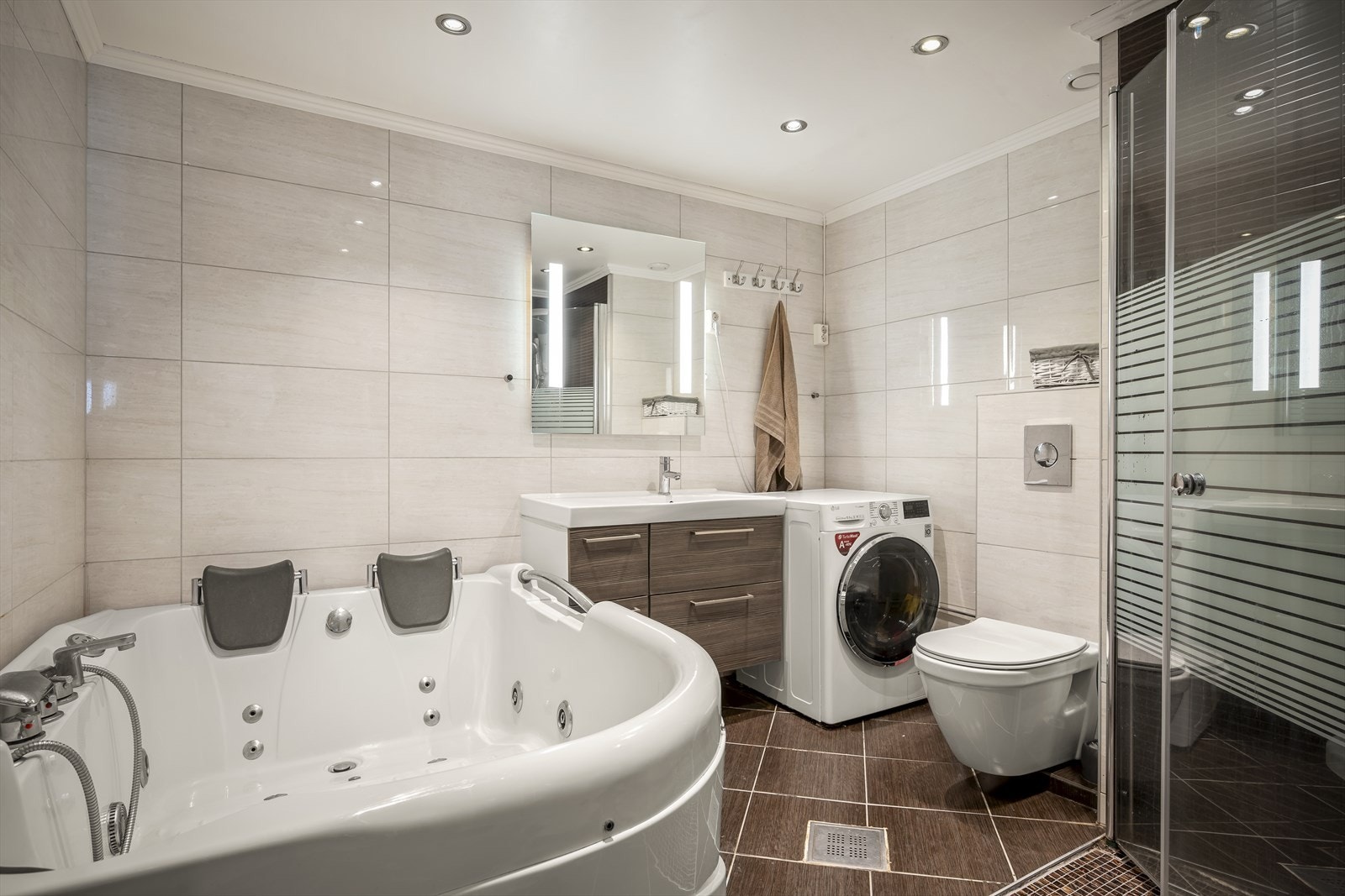 Moderne og stilrent bad med kvalitetsinnredning og innbydende bad - perfekt start på dagen. Galleribilde