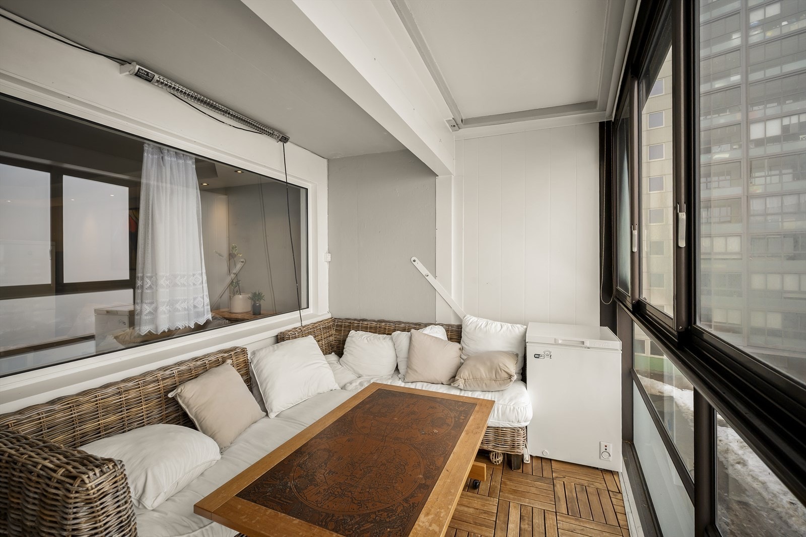 Romslig balkong som forlenger stuen i sommerhalvåret. Galleribilde