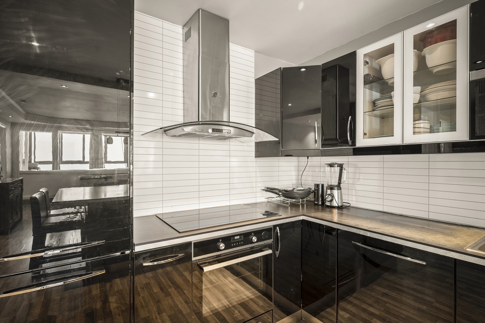 Innbydende kjøkken med moderne hvitevarer og god oppbevaring. Galleribilde