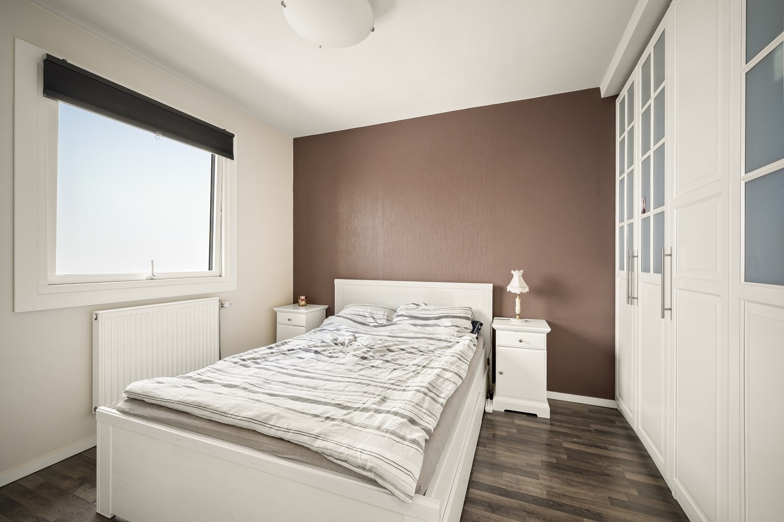 Lys og romslig hovedsoverom med plass til dobbeltseng og garderobe. Galleribilde