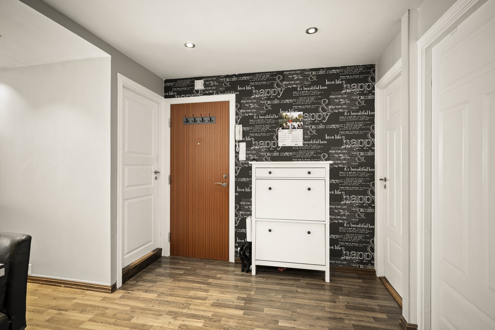 Lys og romslig entré med plass til både sko og jakker - velkommen hjem! Galleribilde