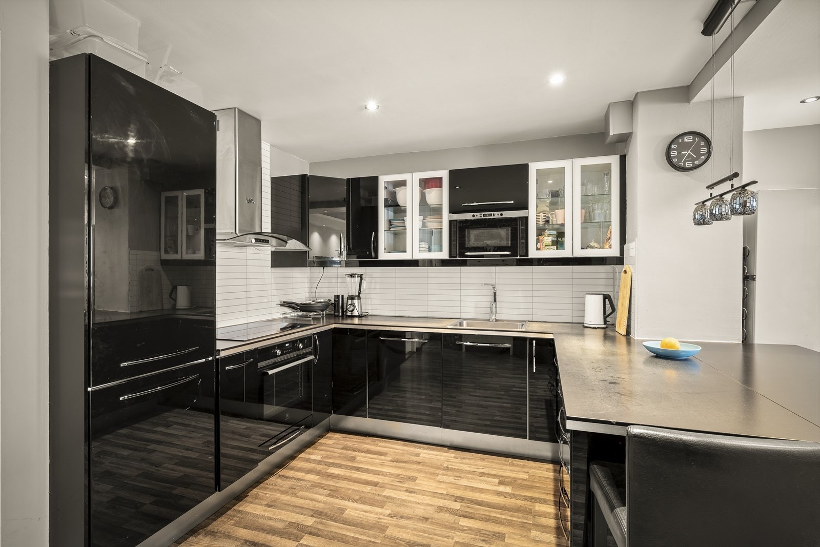 Funksjonelt og romslig kjøkken med rikelig benkeplass, perfekt for matlaging og hyggelige måltider. Galleribilde