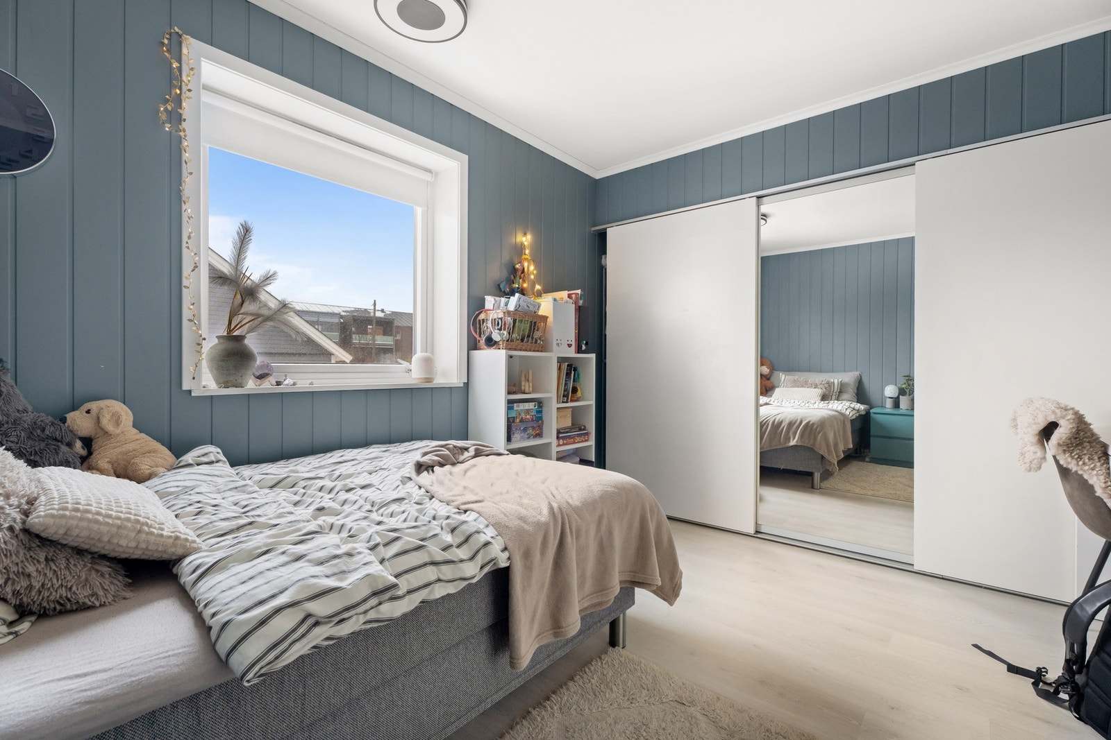 Begge rommene har gode vindusflater som slipper inn naturlig lys og skaper en behagelig romfølelse. Galleribilde