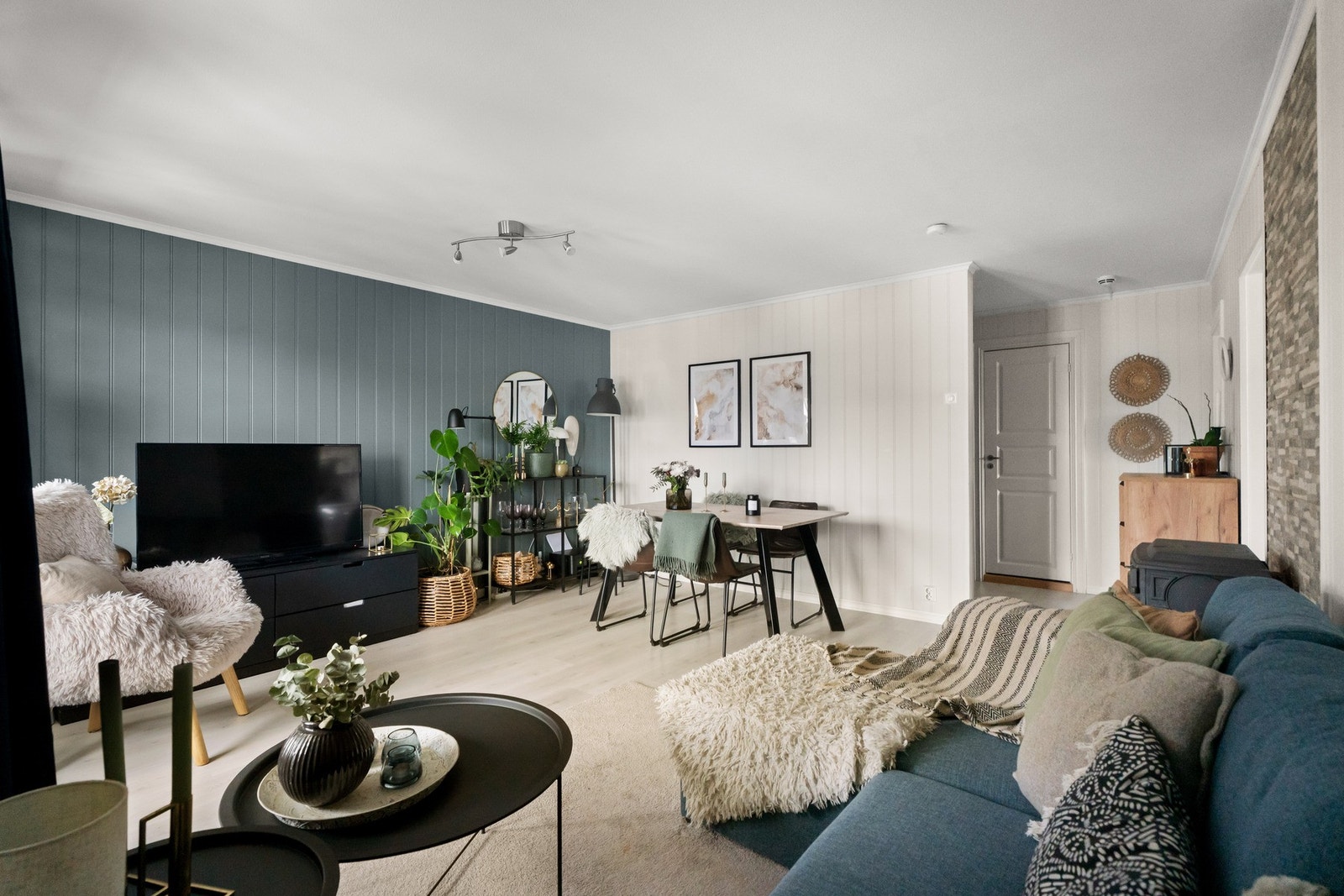 tuen har god plass til både TV-løsning, lesehjørne og spiseplass dersom ønskelig. Galleribilde