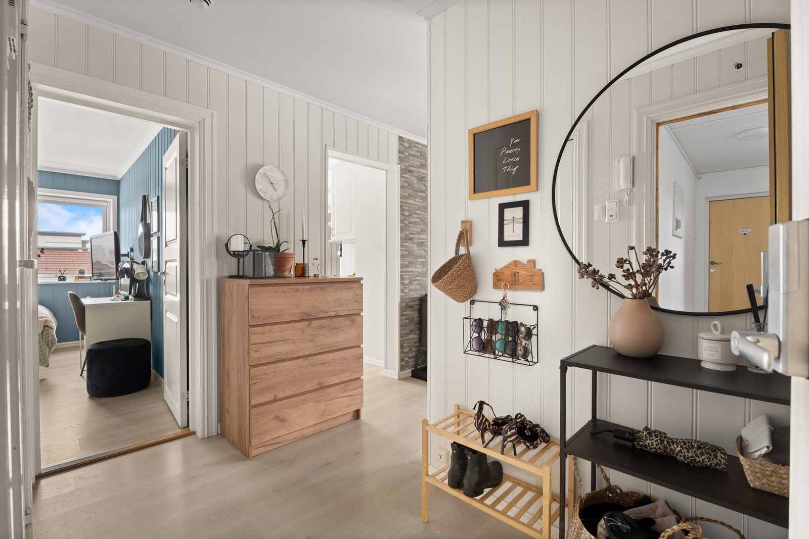 Romslig inngangsparti med gode oppbevaringsmuligheter Galleribilde