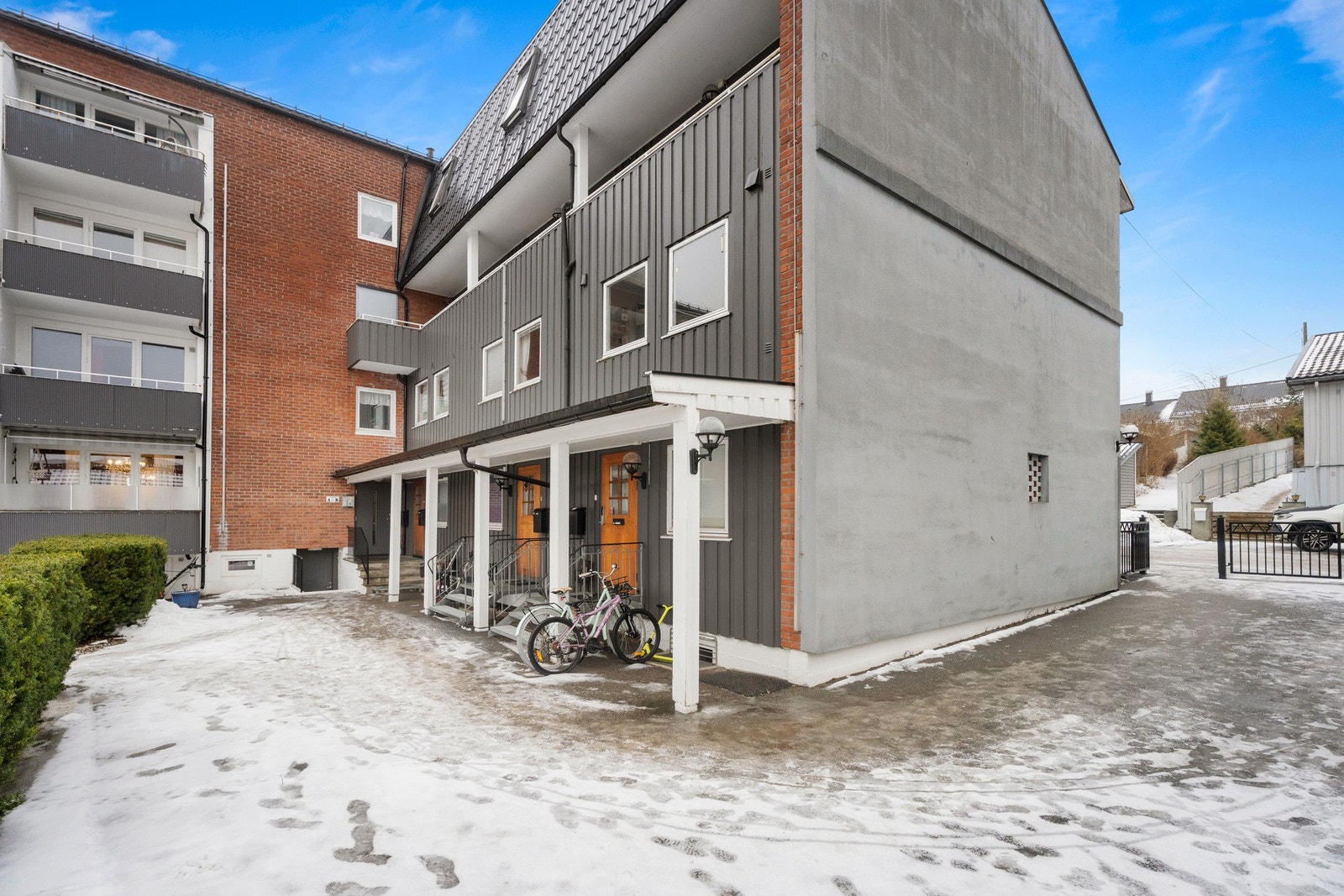 Det er parkering i bakgården Galleribilde