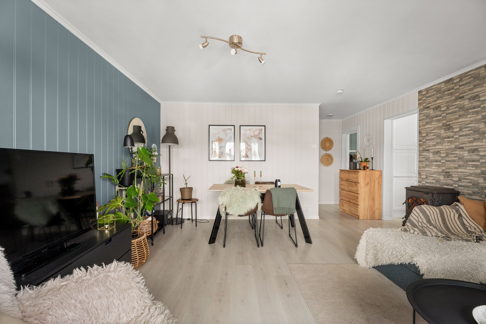 Stuen har god plass til både sofagruppe og øvrig møblering - perfekt for både hverdag og sosiale sammenkomster. Galleribilde