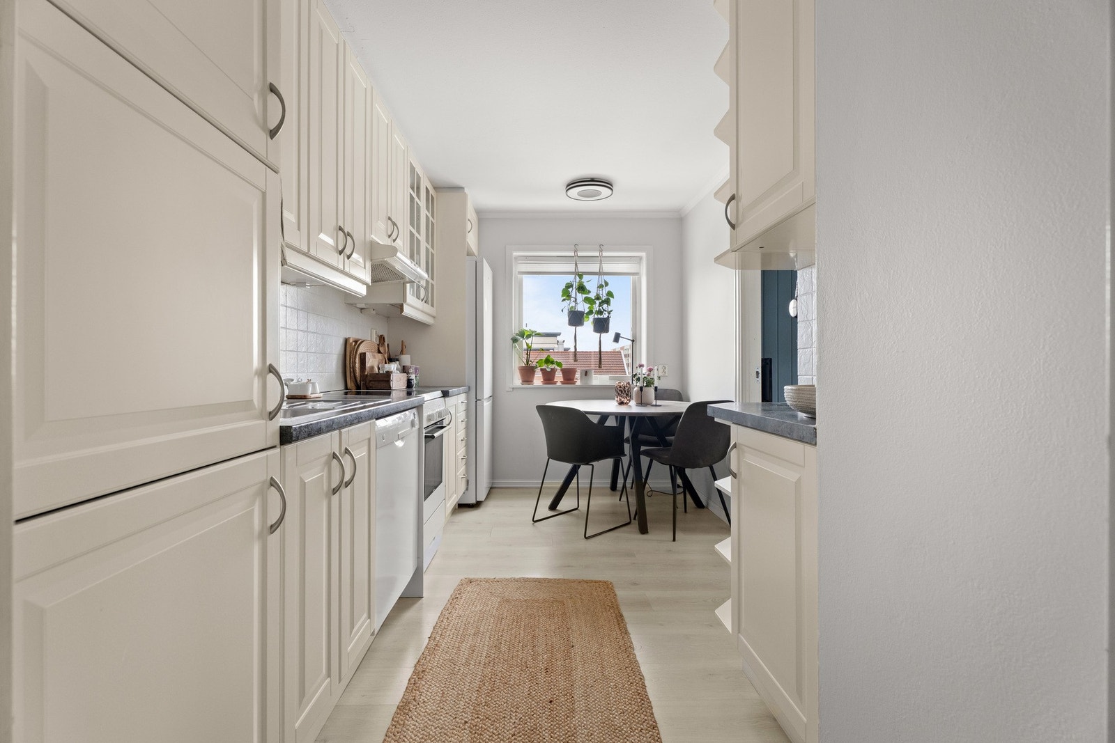 Det er naturlig plass til spisebord på kjøkkenet, noe som gir en hyggelig og sosial spiseplass. Galleribilde