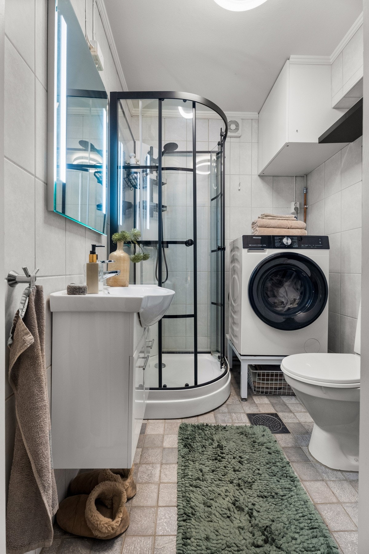 Flislagt bad med moderne uttrykk og fliser på både gulv og vegger for et helhetlig og slitesterkt resultat. Galleribilde