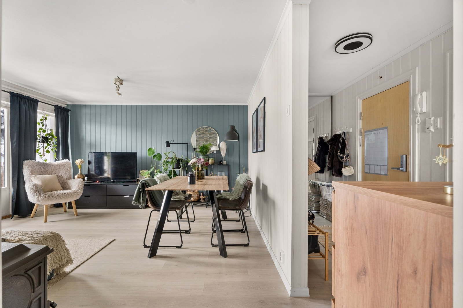 Store vindusflater slipper inn rikelig med dagslys og skaper en luftig atmosfære i oppholdsrommet. Galleribilde