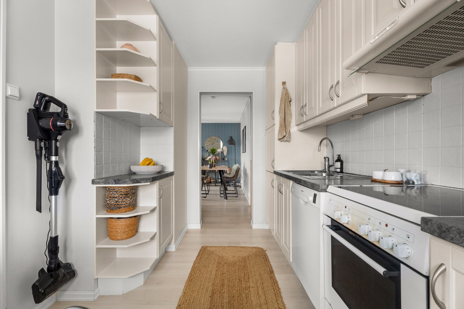 Praktisk og funksjonell kjøkkenløsning med gode arbeidsflater og effektiv planløsning. Galleribilde