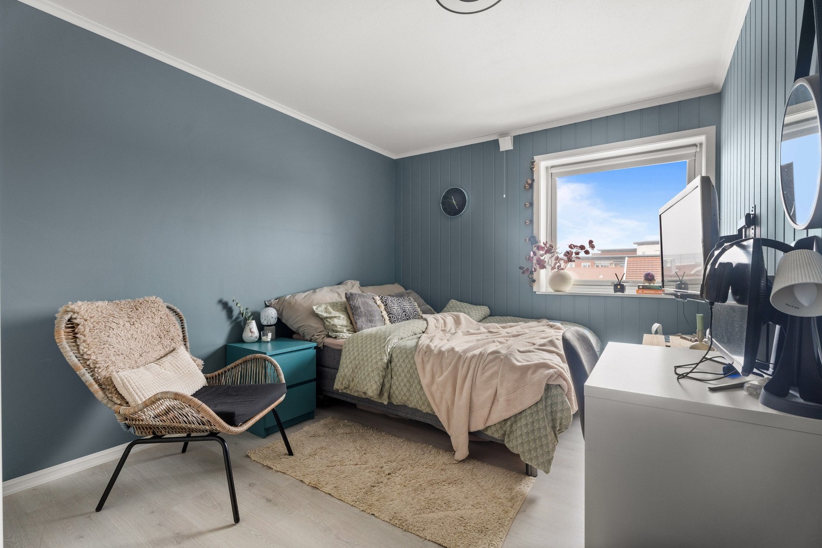 Hovedsoverommet har god størrelse og plass til dobbeltseng med tilhørende garderobeløsning. Galleribilde