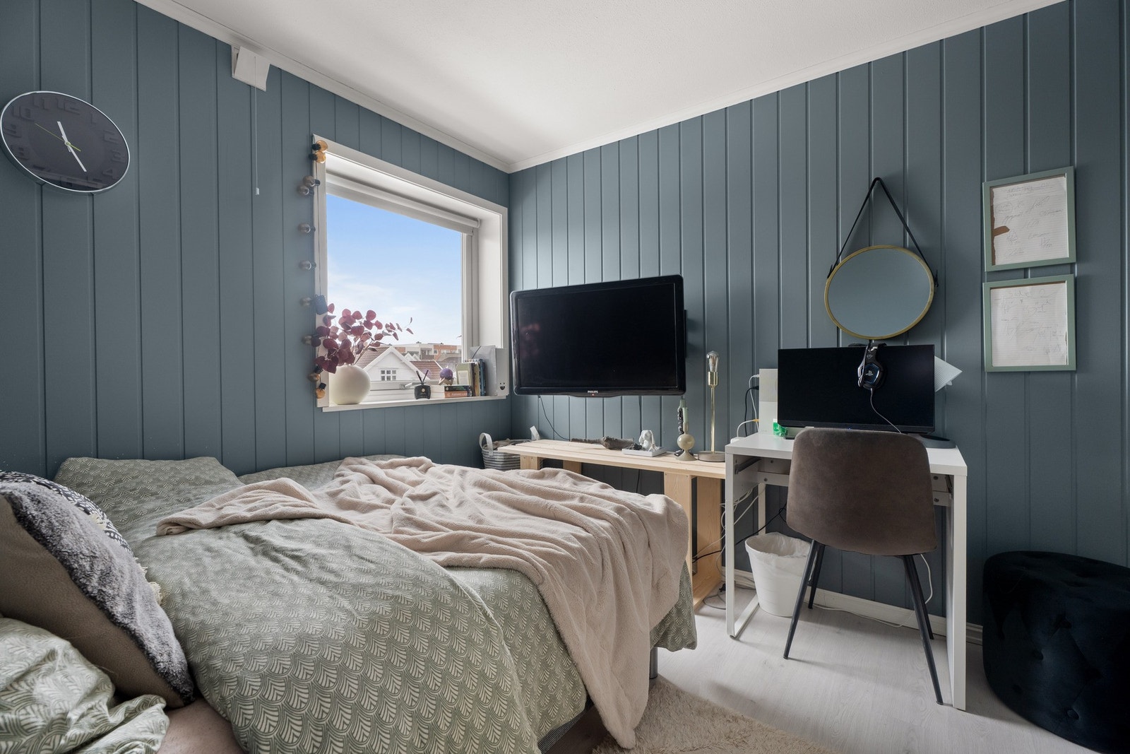 Soverommene har lyse overflater og laminatgulv som gir en rolig og harmonisk atmosfære. Galleribilde