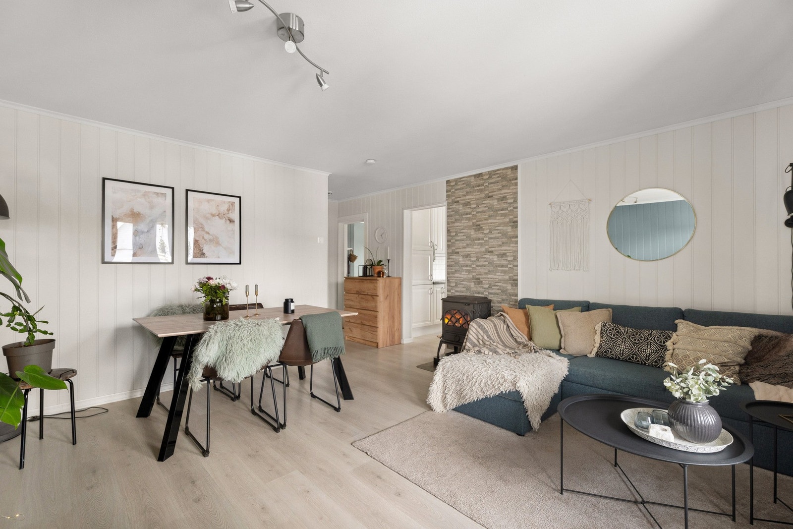 Den åpne løsningen mot kjøkkenet gir en sosial og funksjonell planløsning. Galleribilde